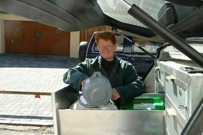 Frau am Auto Frau am Auto