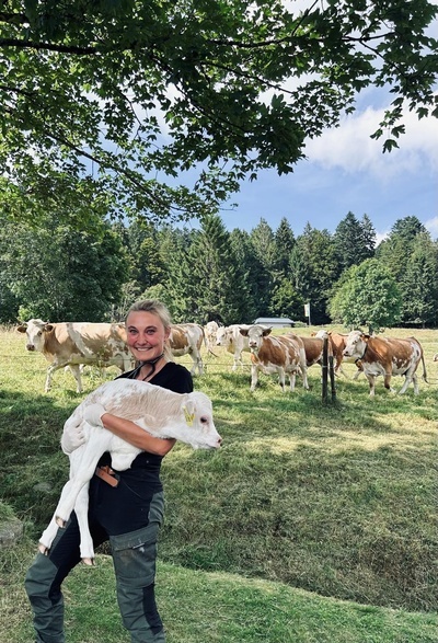 Frau mit kalb auf dem Arm Frau mit kalb auf dem Arm