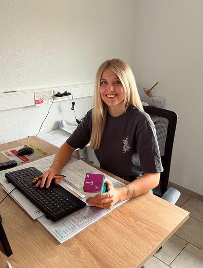 Frau am Schreibtisch Frau am Schreibtisch